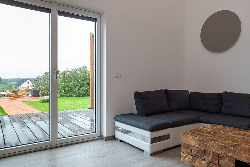 moderni-pasivni-drevostavba-pohled-z-obyvaciho-pokoje