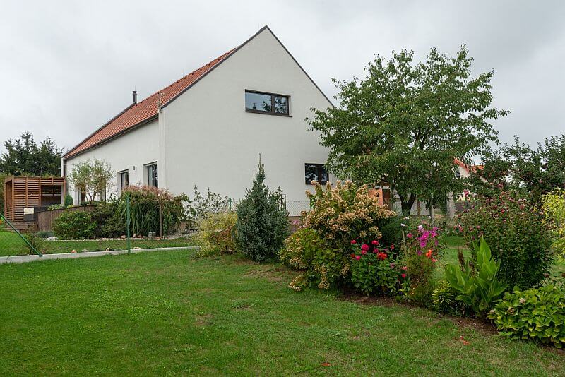 moderni-pasivni-drevostavba-zahrada