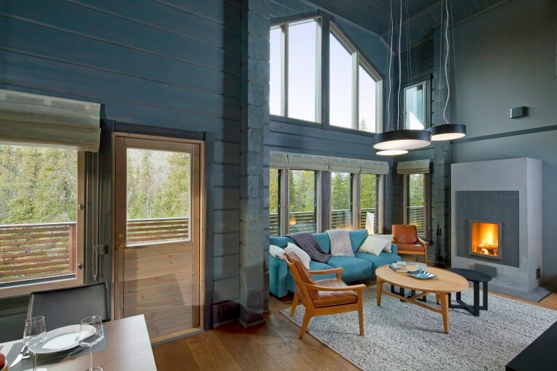 kontio-srubovy-dum-obyvaci-pokoj-s-krbem