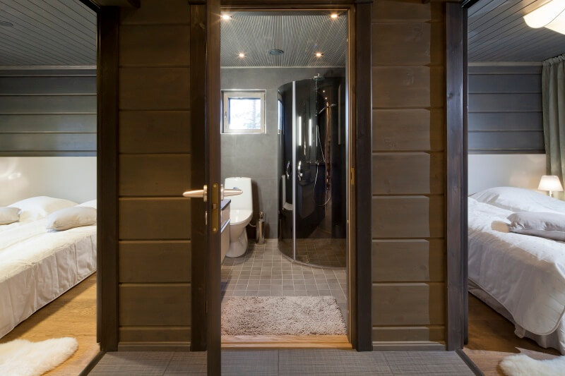 kontio-srubovy-dum-vyhrivana-dlazba-v-koupelne