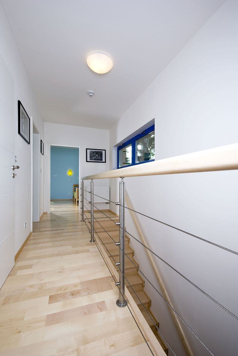 parnik-pod-magnolii-chodba-v-patre