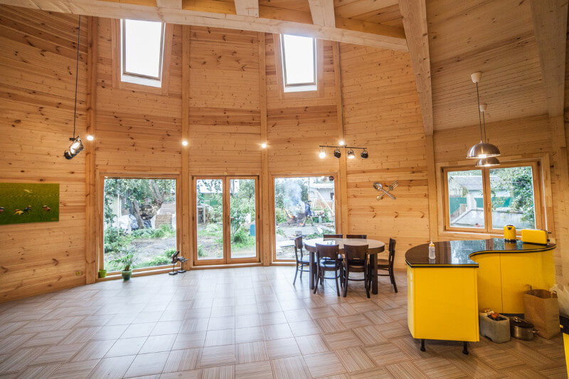 drevostavba-polokoule-hlavni-mistnost