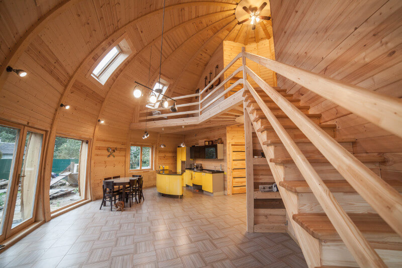 drevostavba-polokoule-schodiste-do-patra