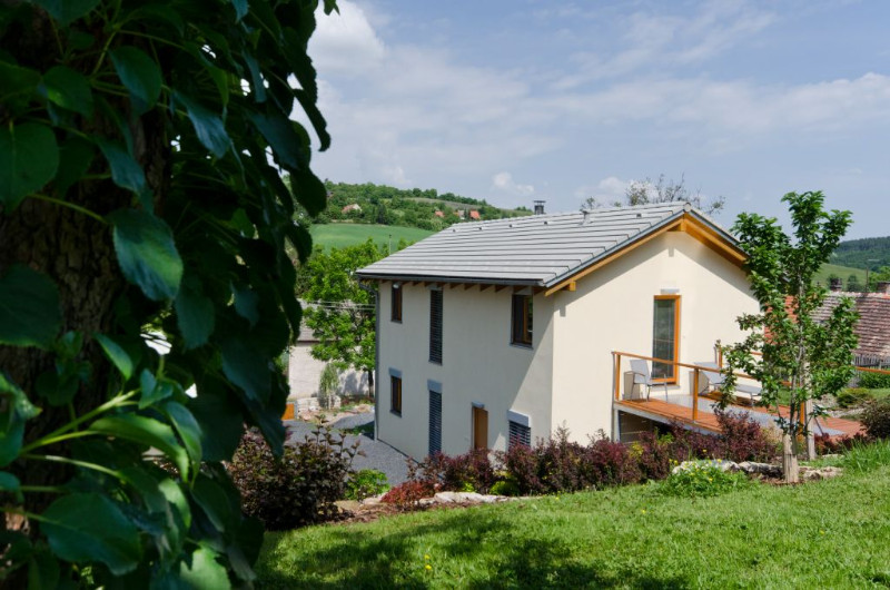 moderni-drevostavba-lavka