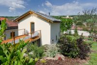 Typov&aacute; dřevostavba ve svahu