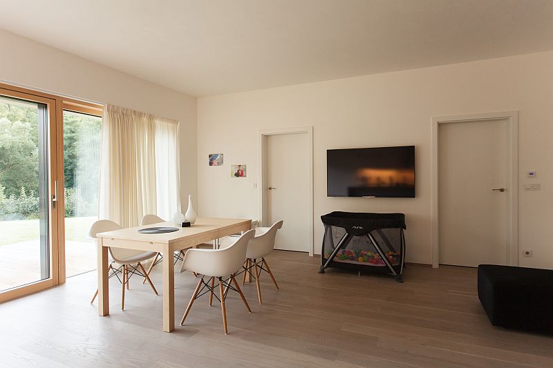 pasivni-RD-Lucie-jidelni-stul