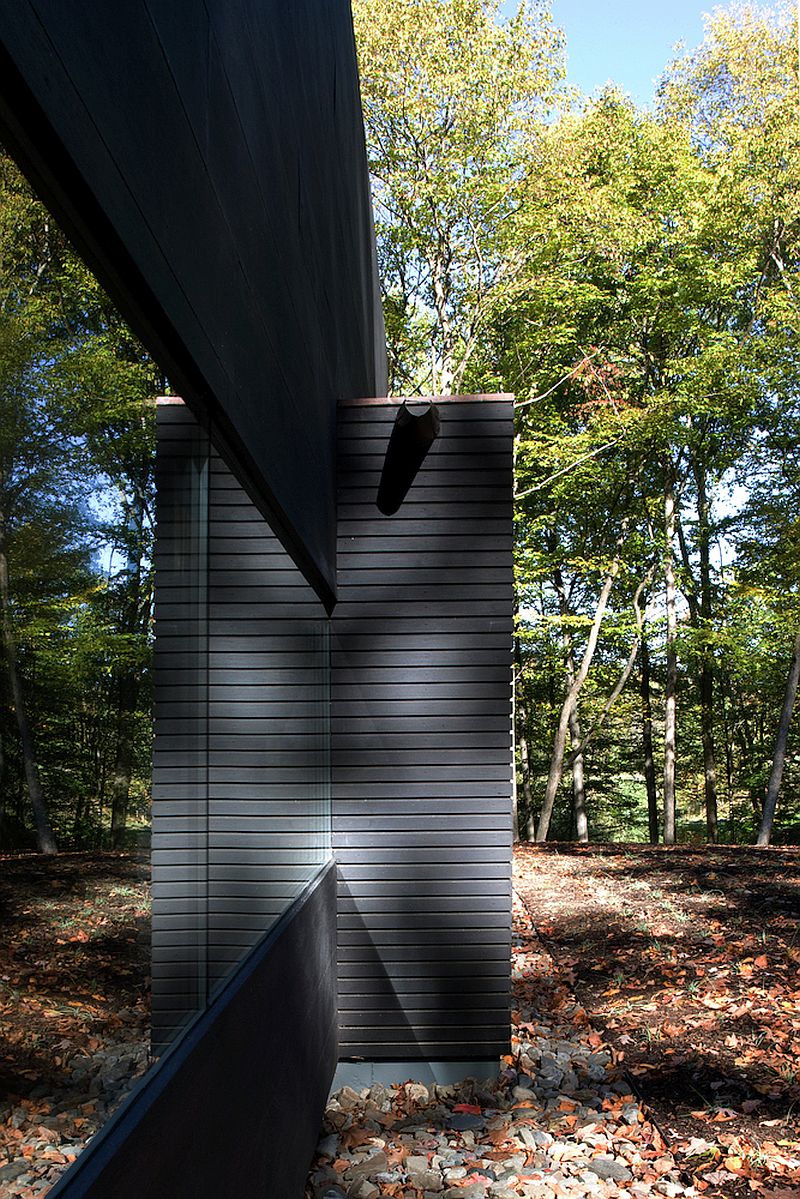 drevostavba-v-lese-Cooper Joseph Studio-z-boku