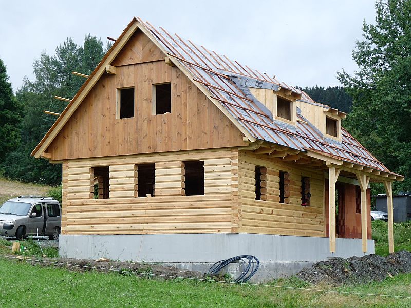 hruba-stavba-hotova-poloroubenka-Hepnerovi