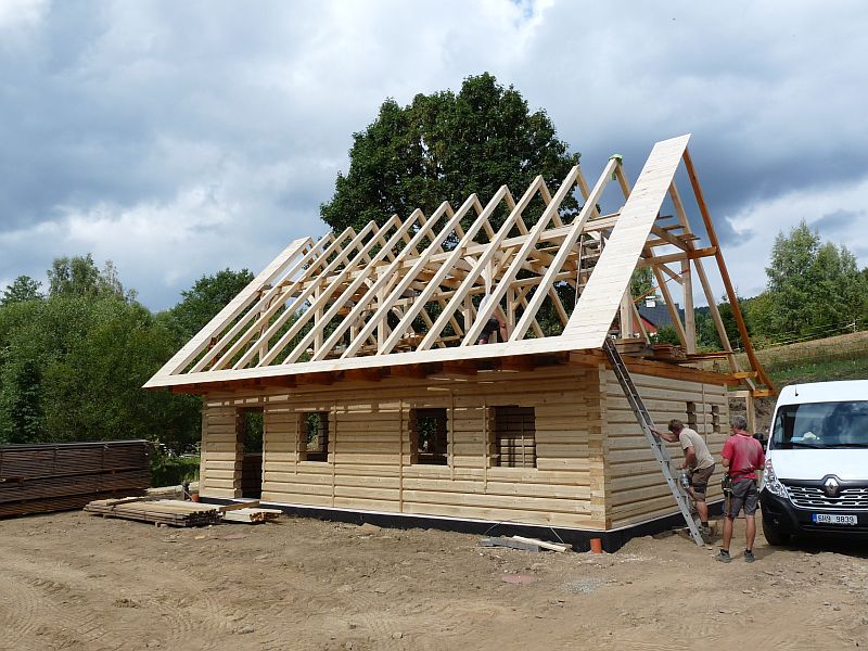 stavba-roubenky-Adamcovi