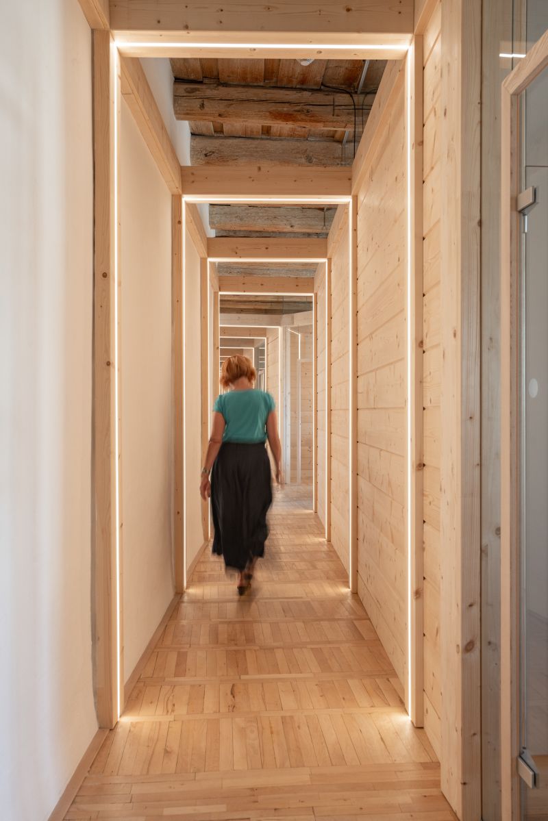 DrevoaStavby.cz | Osvětlění v dřevostavbě chodba osvětlená LED pásky DrevoaStavby.cz | Osvětlění v dřevostavbě chodba osvětlená LED pásky