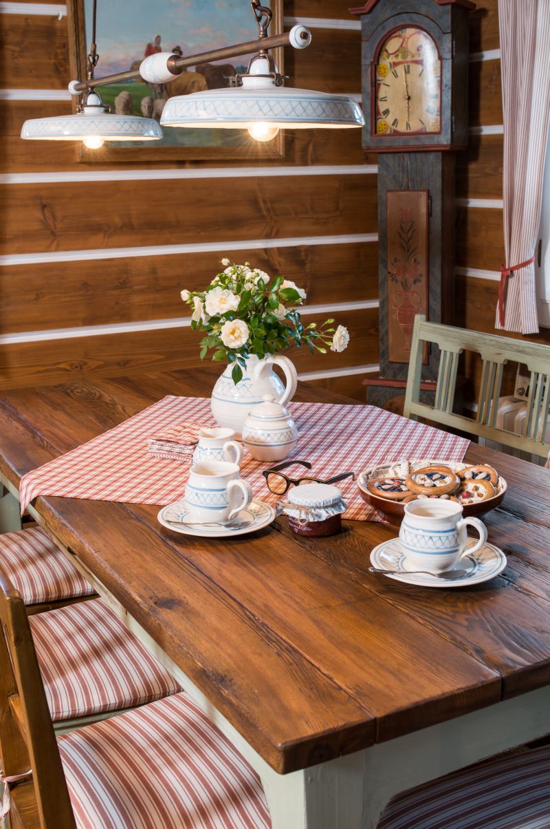 DrevoaStavby.cz | Osvětlění v dřevostavbě historizující lustr DrevoaStavby.cz | Osvětlění v dřevostavbě historizující lustr