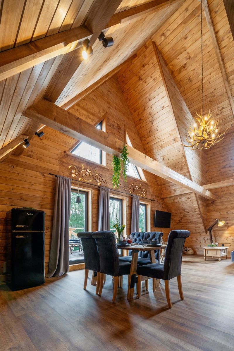 DrevoaStavby.cz | Osvětlění v dřevostavbě lustr s motivem paroží DrevoaStavby.cz | Osvětlění v dřevostavbě lustr s motivem paroží