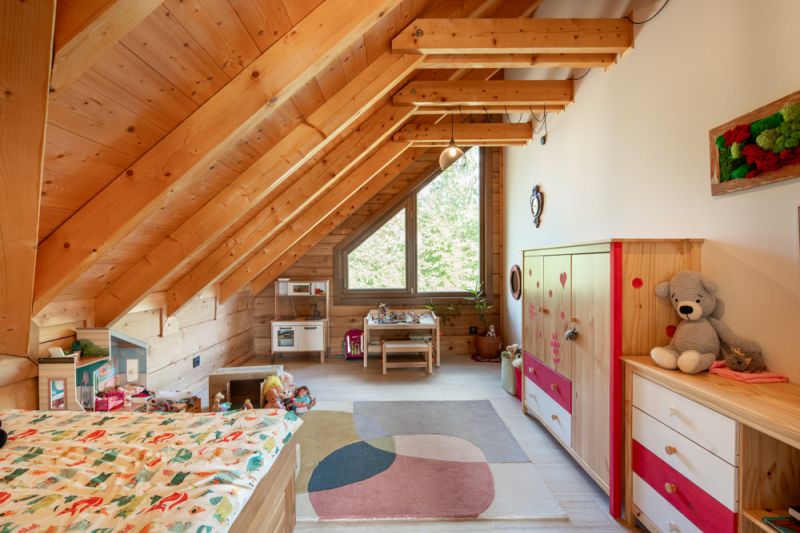 DrevoaStavby.cz Srdcová záležitost v podobě cedrové roubenky DrevoaStavby.cz Srdcová záležitost v podobě cedrové roubenky