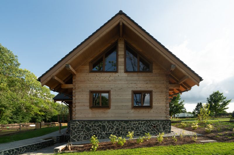 DrevoaStavby.cz Srdcová záležitost v podobě cedrové roubenky DrevoaStavby.cz Srdcová záležitost v podobě cedrové roubenky