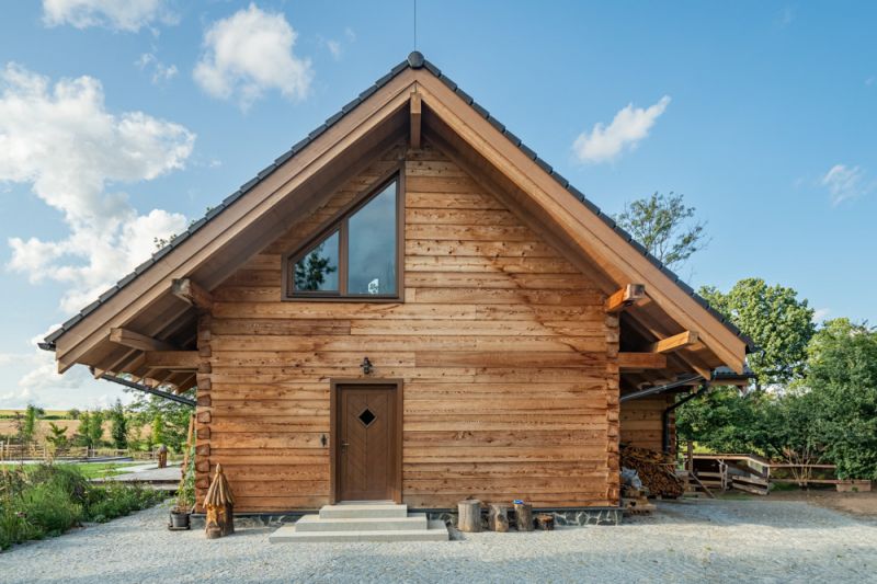 DrevoaStavby.cz Srdcová záležitost v podobě cedrové roubenky DrevoaStavby.cz Srdcová záležitost v podobě cedrové roubenky