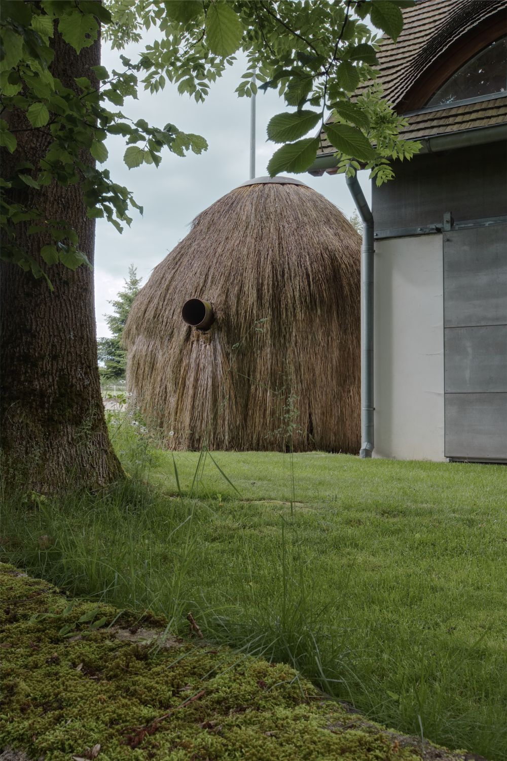 DrevoaStavby.cz Neviditelná sauna v podobě kupky sena DrevoaStavby.cz Neviditelná sauna v podobě kupky sena