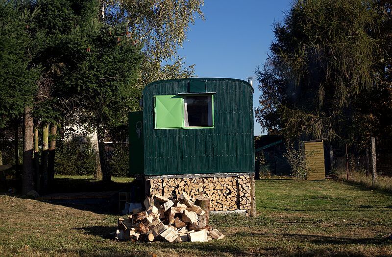 maringotka-otylka-nevsedni-bydleni-maringotka-obestavena-drevem