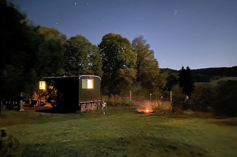 maringotka-otylka-nevsedni-bydleni-noc-atmosfera