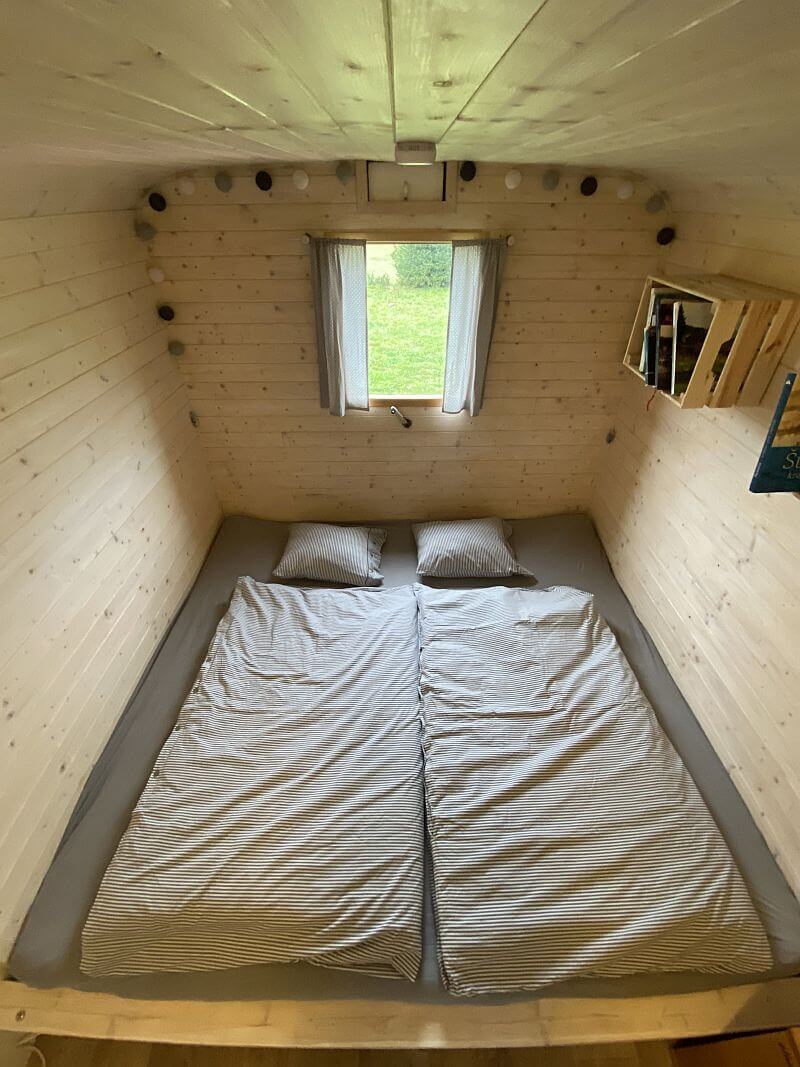 maringotka-otylka-nevsedni-bydleni-postel