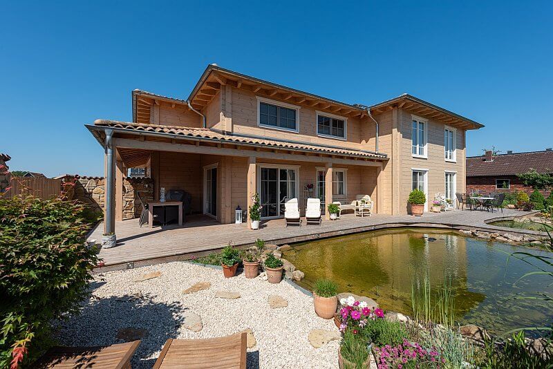 navsteva-drevostavba-dvojdomek-foto-celeho-domu-s-jezirkem