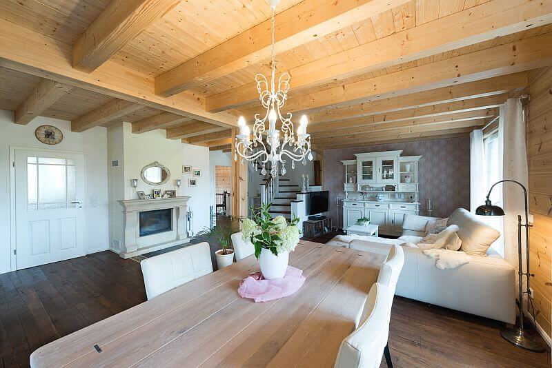 navsteva-drevostavby-dvojdomek-interier-jidelna-obyvaci-pokoj