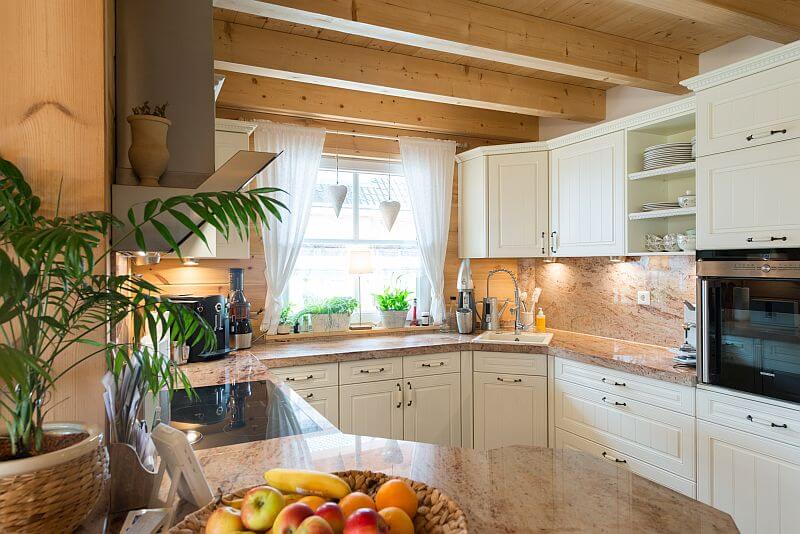 navsteva-drevostavby-dvojdomek-interier-kuchyn