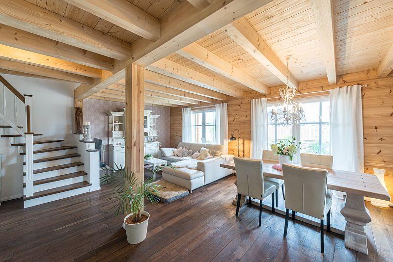 navsteva-drevostavby-dvojdomek-interier-obyvaci-prostor