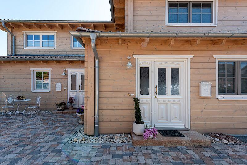 navsteva-drevostavby-dvojdomek-vstup-do-domu