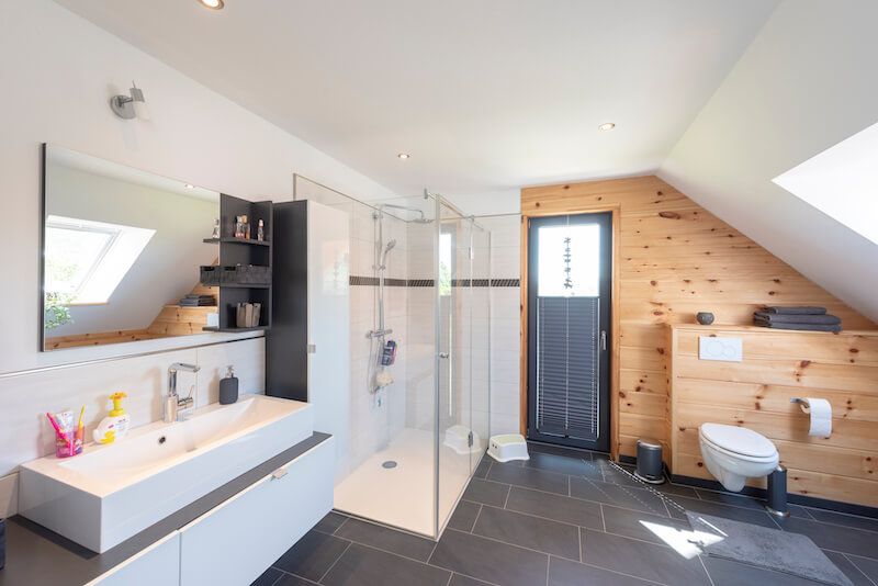 masivni-drevostavba-interier-koupelna