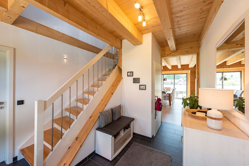 masivni-drevostavba-interier-schodiste