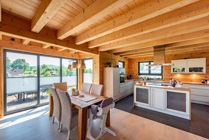 masivni-drevostavba-interier-vchod-na-terasu