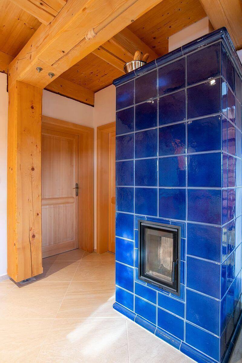 roubenka-na-pasece-u-lesa-interier-kamn