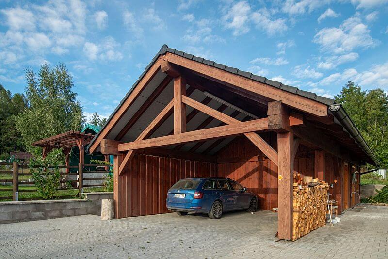 roubenka-na-pasece-u-lesa-parkovani