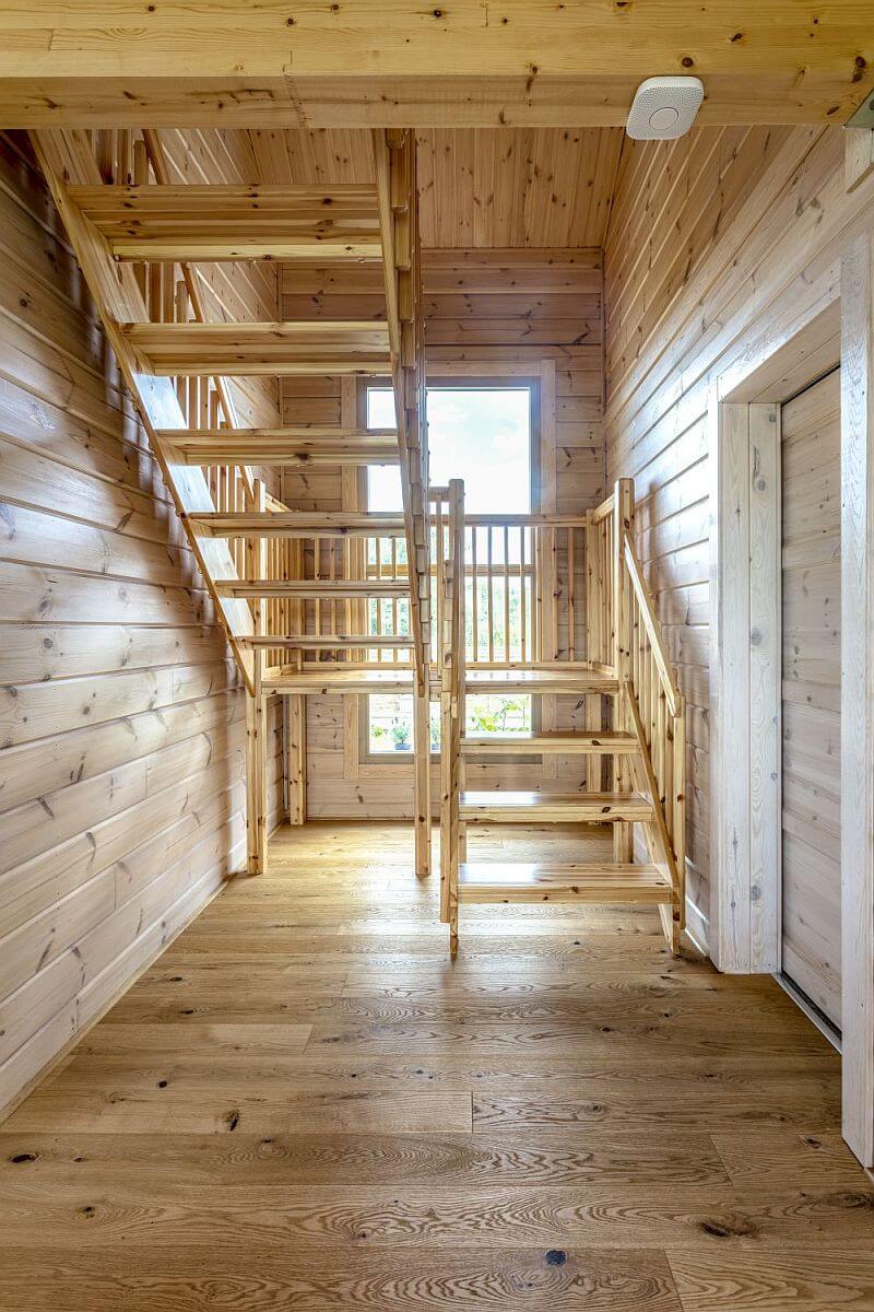 drevostavba-Kontio-interier-schodiste