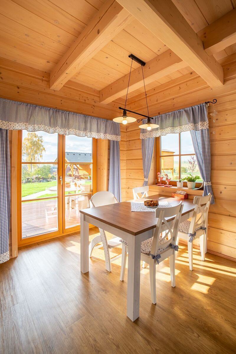 pohadkova-roubenka-jidelni-stul