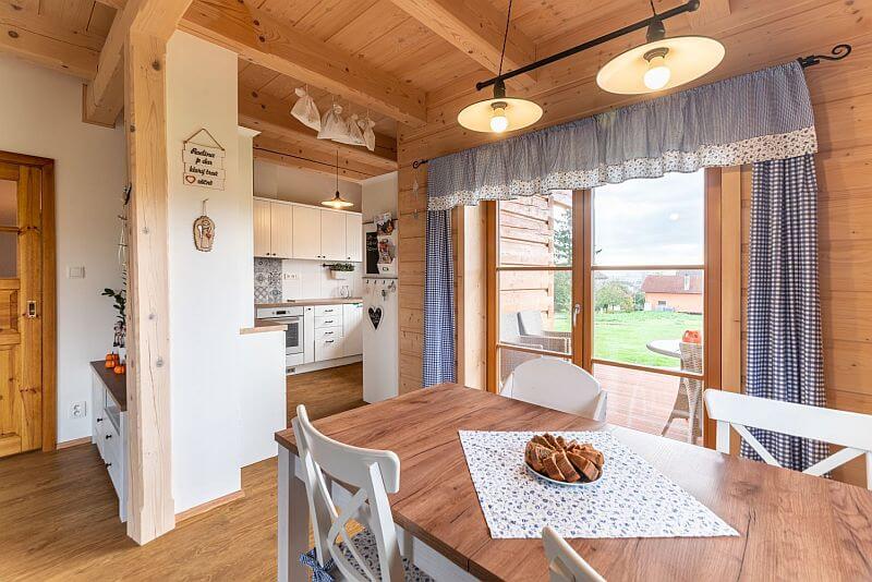 pohadkova-roubenka-kuchyne-s-jidelnou