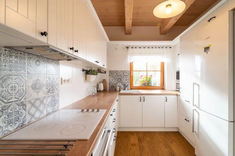 pohadkova-roubenka-kuchyne