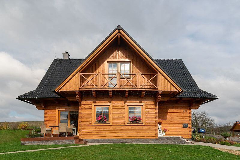 pohadkova-roubenka-predni-stit