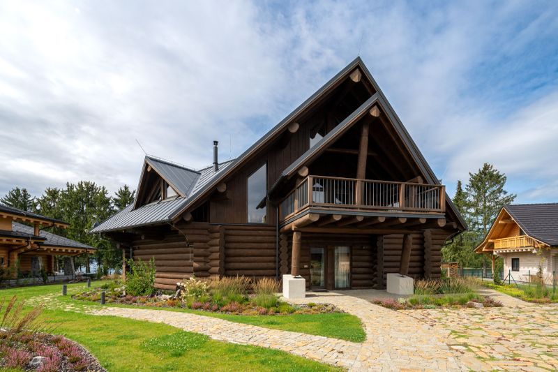 DrevoaStavby.cz Srub z mohutných smrkových kulatin Slovensko DrevoaStavby.cz Srub z mohutných smrkových kulatin Slovensko