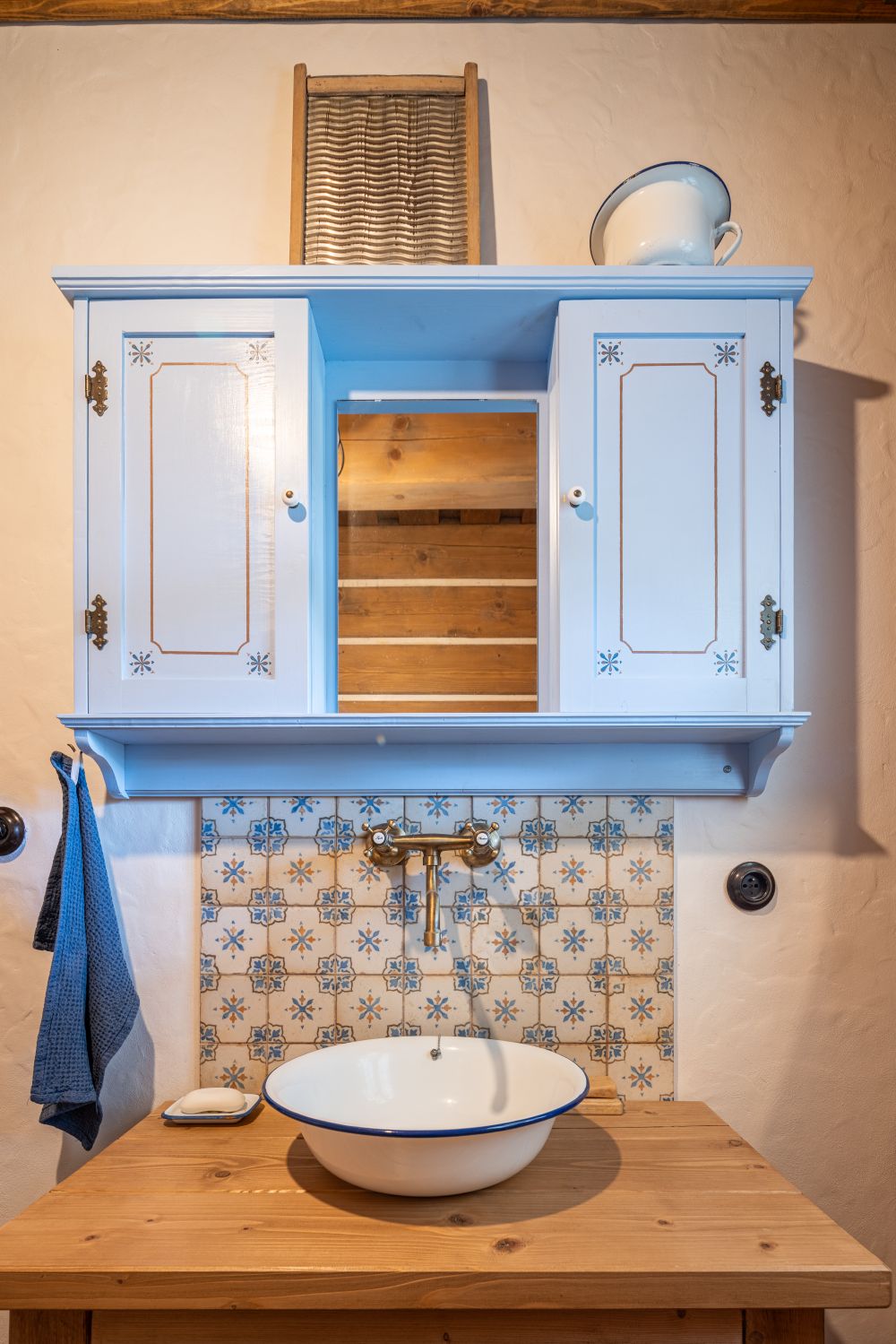 jak-zaridit-interier-srubu-ci-roubenky-v-klasickem-venkovskem-stylu-3