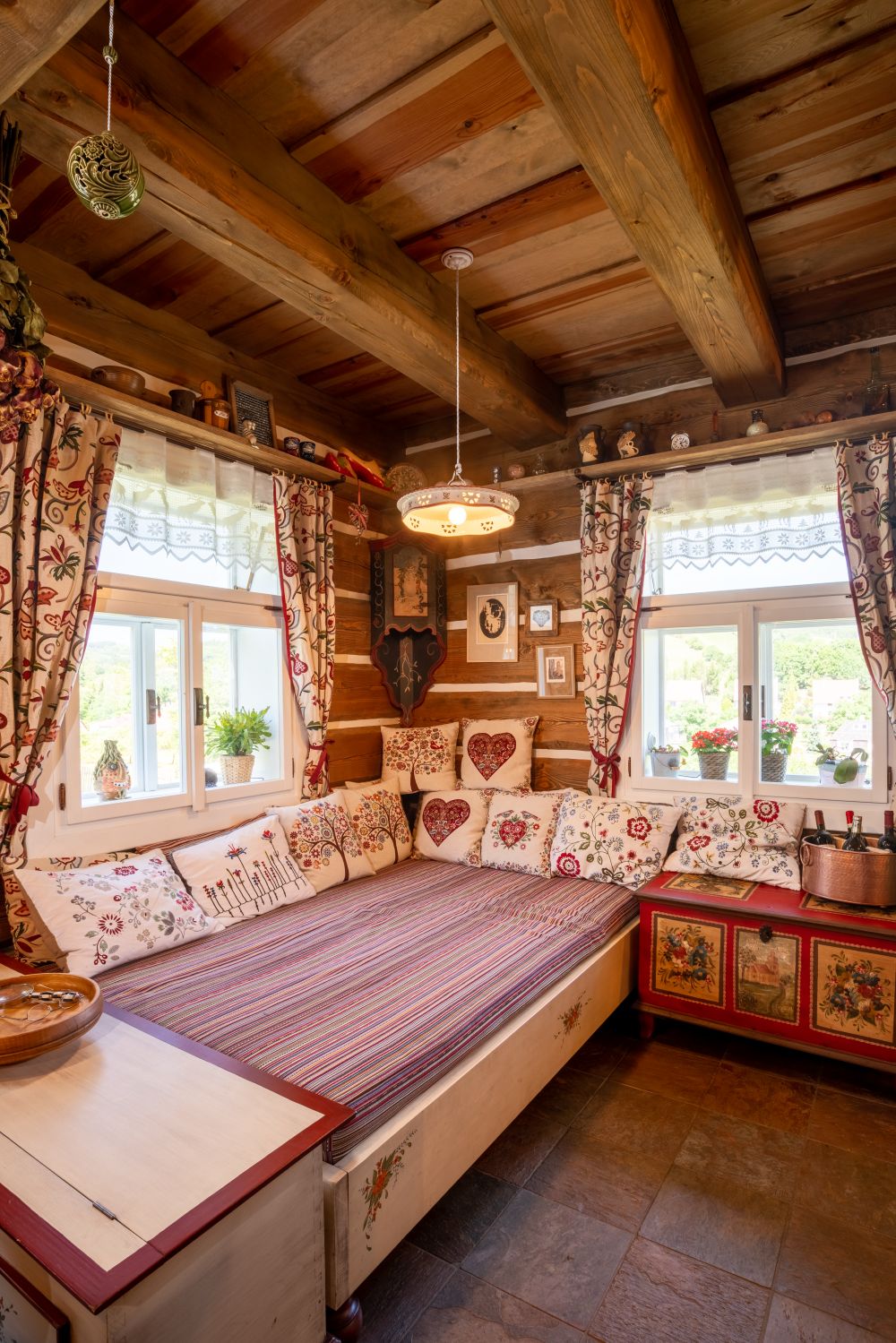 jak-zaridit-interier-srubu-ci-roubenky-v-klasickem-venkovskem-stylu-4