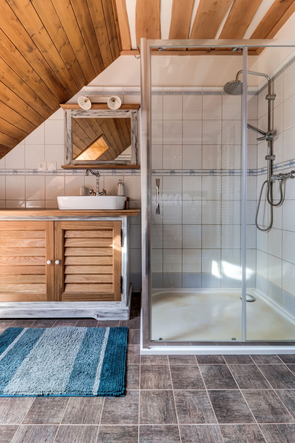 jak-zaridit-interier-srubu-ci-roubenky-v-klasickem-venkovskem-stylu-5