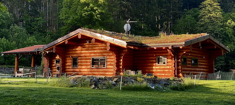 kouzelny-srub-srub-se-zelenou-strechou