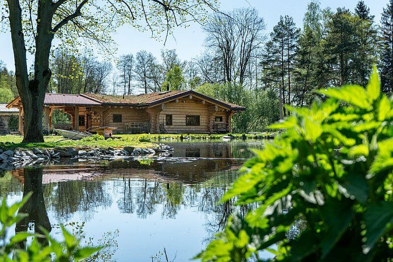 Igor: <small>Představa byla jasná, postavit srub z masivních klád, prostorný, ale přízemní a bezbariérový</small>