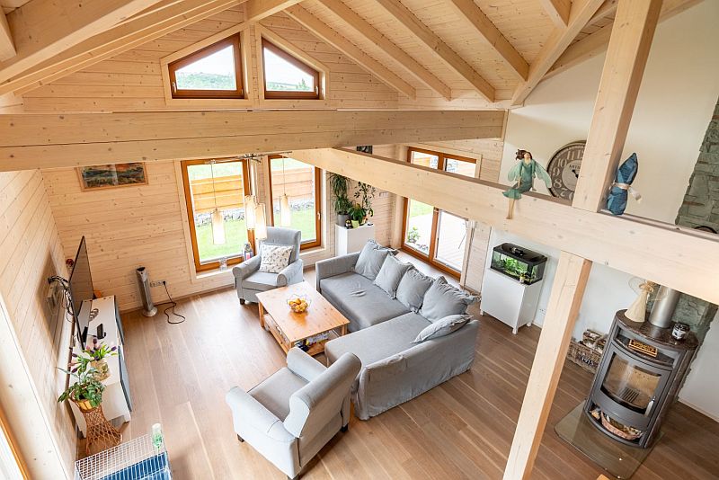 moderni-roubenka-pohled-na-obytny-prostor-z-patra