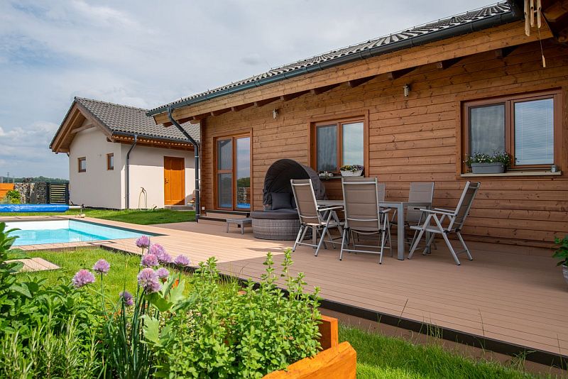 moderni-roubenka-terasa