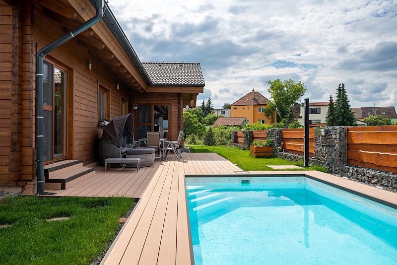 moderni-roubenka-zahrada-s-bazenem