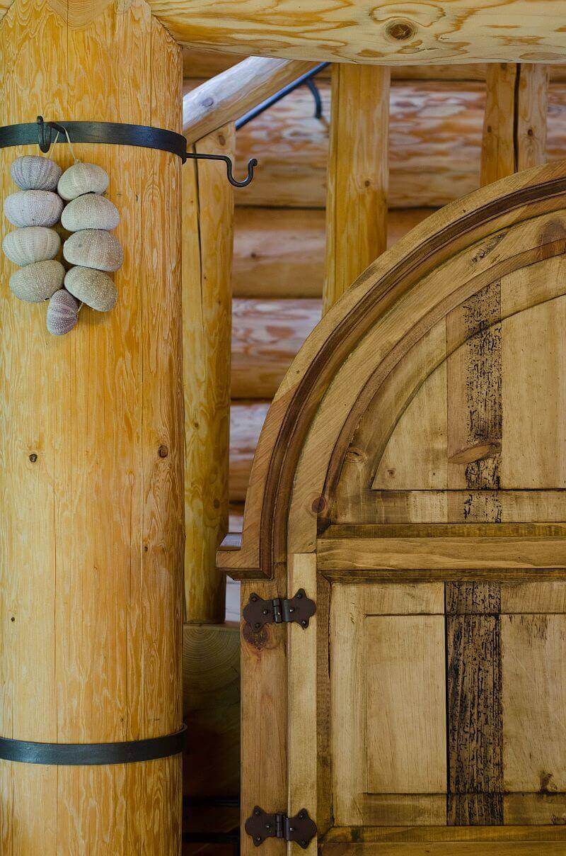 utulny-srub-detail-skrine-s-kovanim