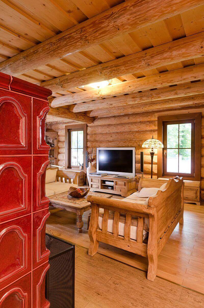 utulny-srub-dlazba-s-drevenou-podlahou