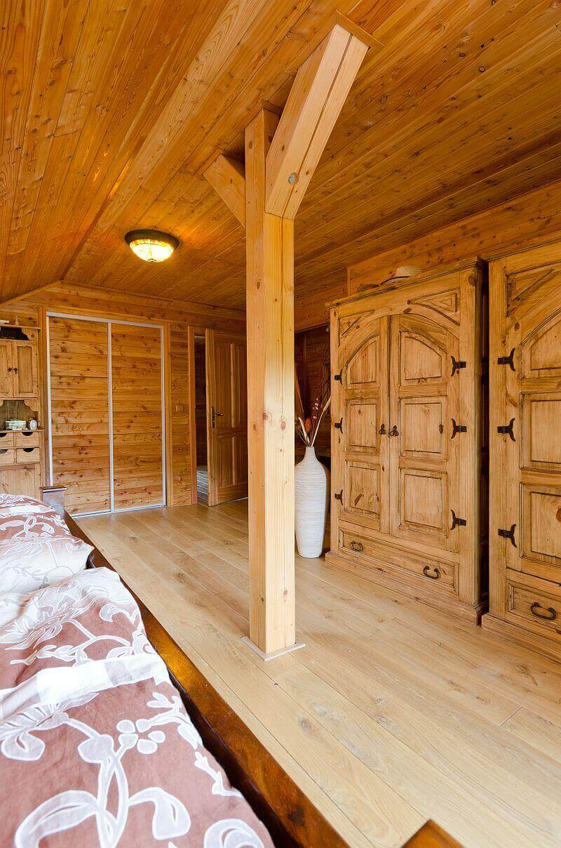 utulny-srub-dreveny-nabytek